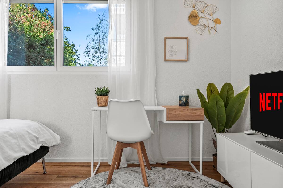 Arbeitsplatz mit Ausblick Ferienhausträume ebenerdiges Bodensee Apartment