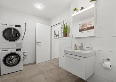 Badezimmer mit Waschnmaschine und Trockner Ferienhausträume ebenerdiges Bodensee Apartment