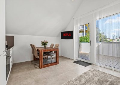 Essbereich mit Aussicht auf Balkon Ferienhausträume Bodensee Apartm. mit Dachterrasse