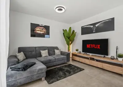 Couch mit Fernseher Ferienhausträume ebenerdiges Bodensee Apartment