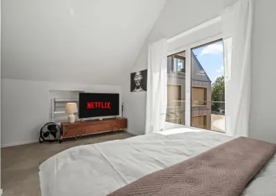 Schlafzimmer mit Fernsehr Ferienhausträume Bodensee Apartm. mit Dachterrasse