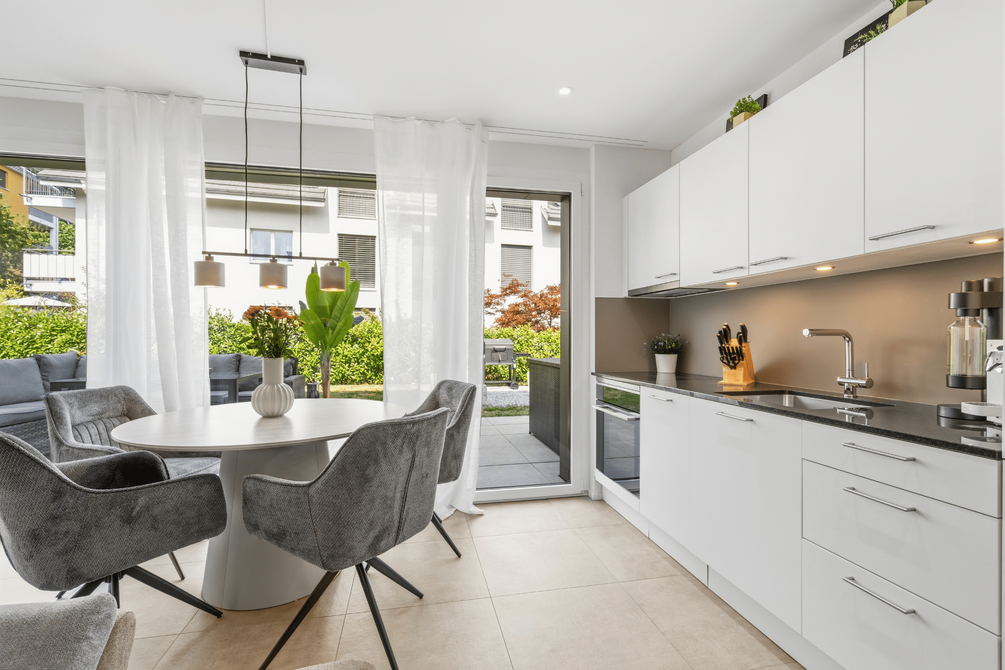 Ferienhausträume Bodensee Bergstrassen Gartenapartement Blick ins Grüne von der Küche