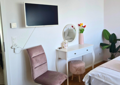 Ferienhaustraeume Bodensee Oase Schlafzimmer 2 mit TV